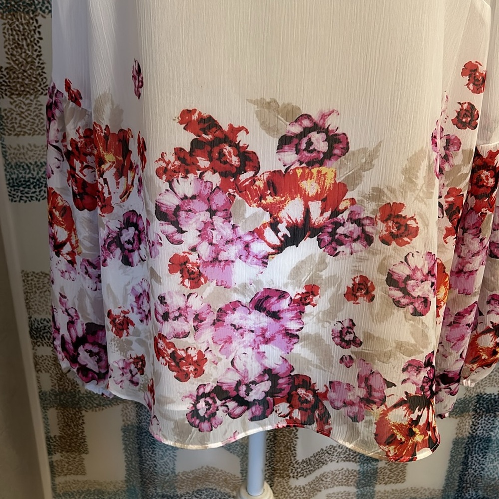 Apt. 9 White flowered blouse size large - Picture 3 of 11